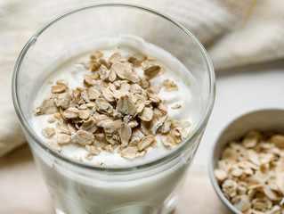 oat flakes in glass with yogurt closeup