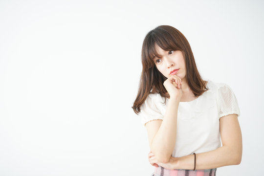 悩む若い女性
