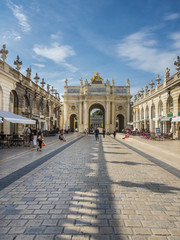 Frankreich, Lothringen, Meurthe-et-Moselle, Nancy, UNESCO-Weltkulturerbe , Triumphbogen Arc Héré, Place Stanislas - obrazy, fototapety, plakaty