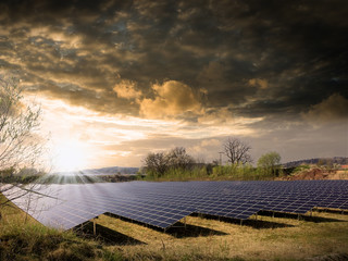 Solarfreiluftanlage arbeitet bei Sonnenschein und erzeugt Energie