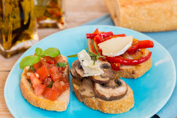 Bruschetta mit Tomaten, Pilze, Ziegenkäse