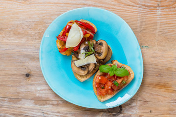 Bruschetta mit Tomaten, Pilze, Ziegenkäse