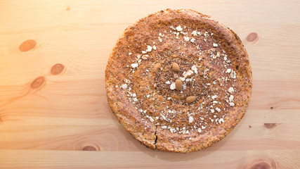 Landbrot mit Mandeln, Nüssen und Leinsamen