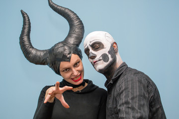 Naklejka premium Halloween couple in traditional costumes and makeup