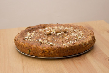 Frisches traditionelles Landbrot mit Nüssen, Mandeln und Leinsamen serviert