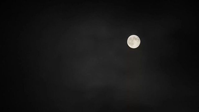 Full moon with moving clouds at night.Полная луна с движущимися облаками ночью