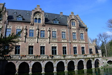 Fototapeta na wymiar Schloss Paffendorf mit blauem Himmel