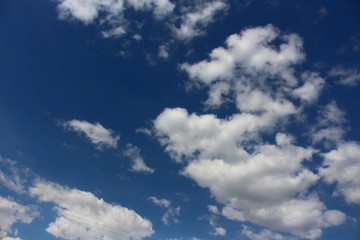 Ciel bleu intense avec nuages