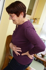 femme senior,80 ans,douleur dorsale,symptôme