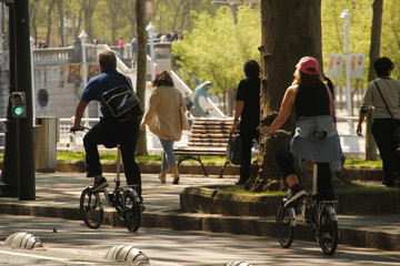 Obraz premium Ciclistas en un carril bici en la ciudad de Bilbao