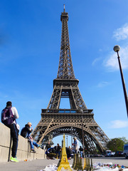 tour eiffel vendeurs &agrave; la sauvette