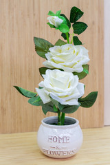 искусственная белая роза в керамическом горшке
