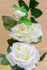 бутоны белых искусственных роз