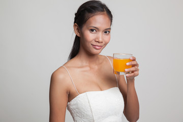 Young Asian woman drink orange juice.