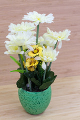 белые хризантемы в зеленом керамическом горшке