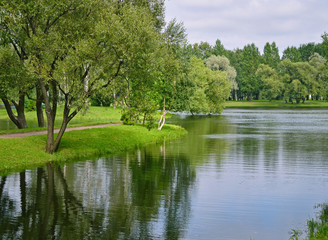 Fototapeta na wymiar Летний пейзаж с прудом в парке.