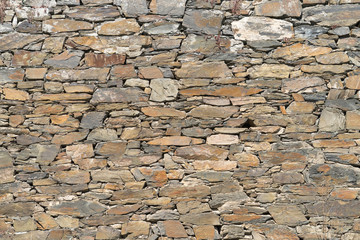 Hintergrundmotiv einer Mauer aus Natursteinen am Fluss Mosel 