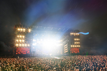 scène concert musique foule public music musique fan artiste musician écouter art divertissement...