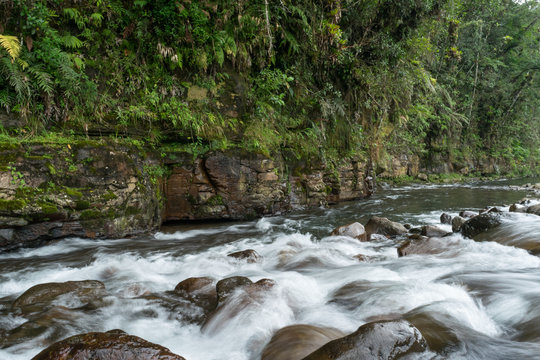 Rio e suas corredeiras.