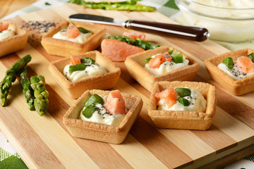 Little Tarts of Smoked Salmon, mayonnaise and asparagus