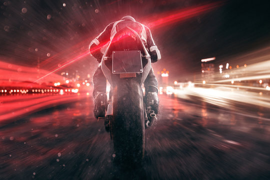 Motorrad fährt abends in der Stadt