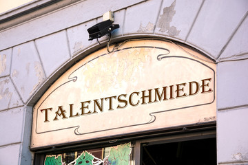 Schild 214 - Talentschmiede