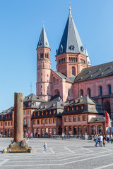 Fototapeta na wymiar Mainz, Markt mit Heunensäule (links) und Dom. April 2017.