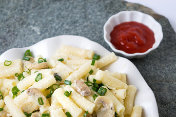 Macaroni pasta with onion sliced rolls