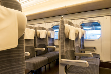 Fototapeta premium 東北新幹線の車内