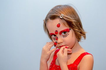 Naklejka premium Little girl with ladybug face paint