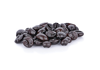 Obraz premium Coffee beans isolated on white background close up