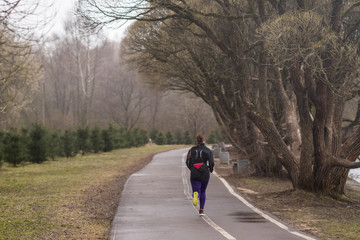 Obraz premium girl runs track in the Park