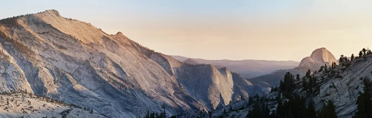 Papier Peint photo autocollant Half Dome Vue panoramique sur un demi-dôme au parc national de Yosemite