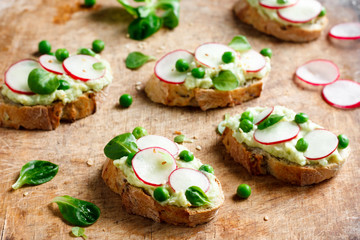 Vegetable bruschetta with guacamole