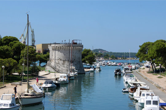 mittelalterliche Bastion Markusturm an einem Kanal mit Booten in der Altstadt von Trogir, Kroatien