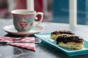 eclair served with tea