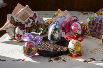 wielkanocne pisanki na świątecznym stole, decoupage świąteczny © Krzysztof Matloch