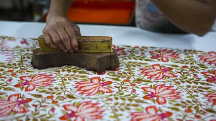 Fototapete Indien Blockdruck für Textilien in Indien. Traditionelles Verfahren für den Blockdruck in Jaipur