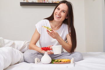 Brunette enjoying romantic breakfast