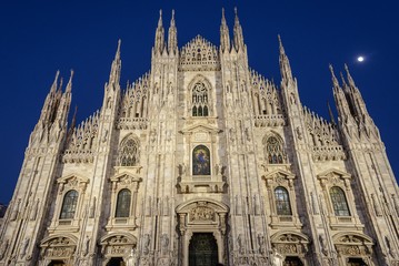 Fototapeta premium Catedral de Milona,( Duomo di Milano) al anocehecer con la luna