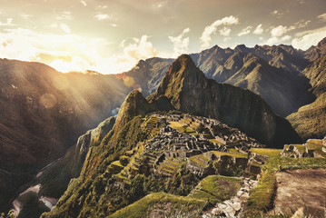 MACHU PICCHU, PERU - 31 mei 2015: Uitzicht op de oude Inca-stad Machu Picchu. De 15e-eeuwse Inca-site. & 39 Verloren stad van de Inca& 39 s& 39 . Ruïnes van het heiligdom van Machu Picchu. UNESCO werelderfgoed.