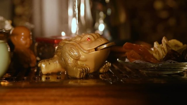 Tea figurine money toad changing color from water temperature