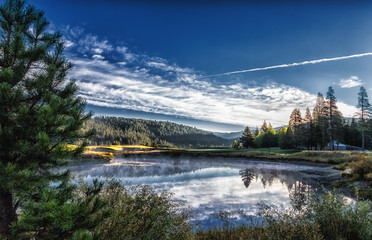 Fototapeta premium Mountain Lake in the Sierra Nevada Mountains