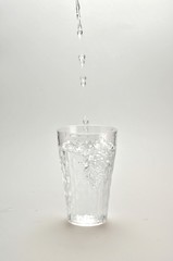コップに水を注ぐ.