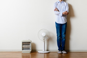 扇風機と電気ストーブ,立っている男性