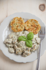 Semmelknödel mit Champignonsauce 