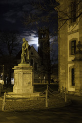 Fototapeta na wymiar Denkmal in Hannover am Leibnitzufer bei Nacht