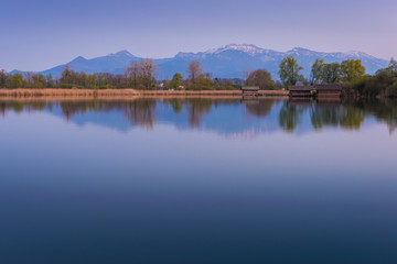 Abend am Chiemsee in Bayern, Deutschland