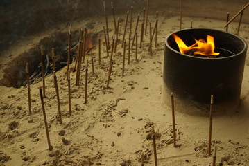 Bâtons d'encens à l'entrée du temple de Nara
