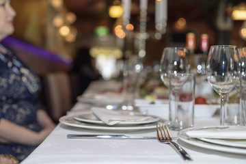glass , restaurant serving a blurred background